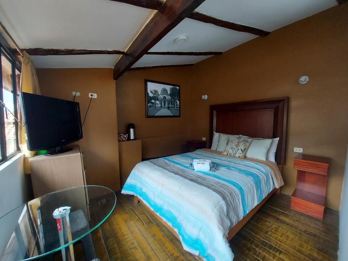 Blacky Hostel And Apartments (Adults Only) Куско Стая снимка